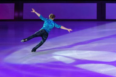 Buz pistinde artistik ve teknik performans sergileyen patenci.