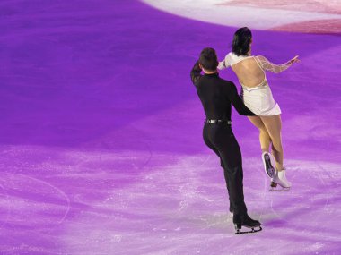 Buz pateni pistinde sanatsal ve teknik performans sergileyen çift.