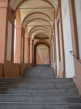 Tarihsel Portico, San Luca Tapınağına Giden İnsanlarla Kapalı Yürüyüş, İtalya.