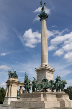Budapeşte 'deki Başmelek Cebrail Sütunu ve Budapeşte' deki Kahramanlar Meydanı 'ndaki Milenyum Anıtı - Macaristan.