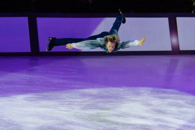 Buz pateni pistinde Zıplama, Sanatsal ve Teknik performans sergiliyor.