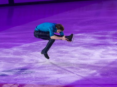 Genç Patenci Buz Pistinde Dönüyor.