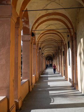 Tarihsel Portico, San Luca Tapınağına Giden İnsanlarla Kapalı Yürüyüş, İtalya.