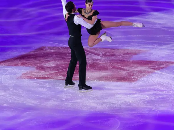 Buz pateni pistinde sanatsal ve teknik performans sergileyen çift.