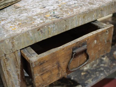 Korunmasız Çekmeceli ve Metal Yüzüklü Rustik Tahta Masa.