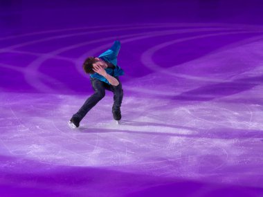 Buz pistinde artistik ve teknik performans sergileyen patenci.