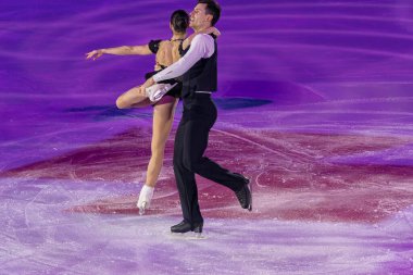 Buz pateni pistinde sanatsal ve teknik performans sergileyen çift.