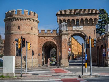 Tarihsel Bologna Saragozza Kapısı ve Trafik Sahnesi, İtalya.
