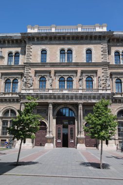 Budapeşte Corvinus Üniversitesi 'nin Neoklasik Cephesi - Macaristan.