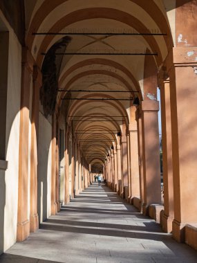Tarihsel Portico, San Luca Tapınağına Giden İnsanlarla Kapalı Yürüyüş, İtalya.