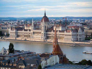 Budapeşte Parlamentosu 'nun Tuna Nehri' nin karşı kıyısından Macaristan 'ın üst manzarası.