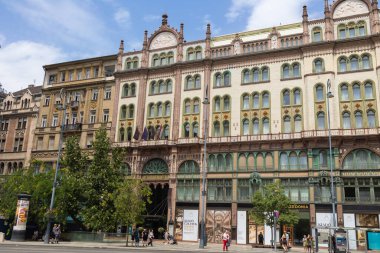 Brudern Malikanesi, Ferenciek Meydanı, Budapeşte, Macaristan 'da Paris Avlusu olarak da bilinir..