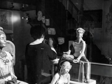 Pencere Yansıması Sanat Atölyesi - Sanat Stüdyosunda Çamur Heykeli Üzerinde Çalışan Kadın.