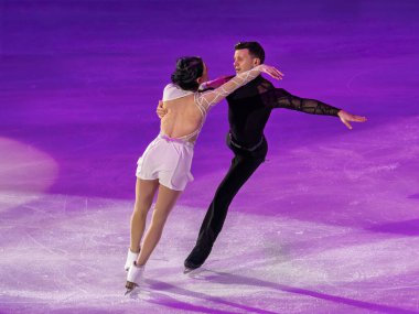 Buz pateni pistinde sanatsal ve teknik performans sergileyen çift.