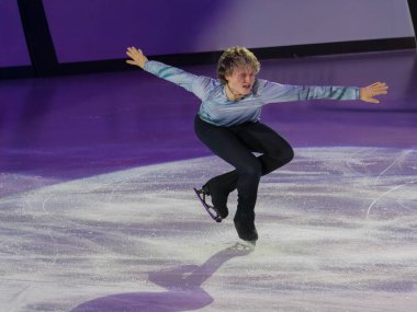 Buz pistinde artistik ve teknik performans sergileyen patenci.