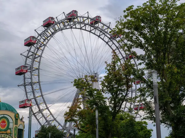 Avusturya Bulutlu Gökyüzüne Karşı Klasik Kırmızı Kulübelerle Tarihi Viyana Dönme Dolabı.