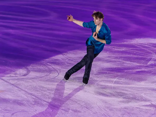 Buz pistinde artistik ve teknik performans sergileyen patenci.