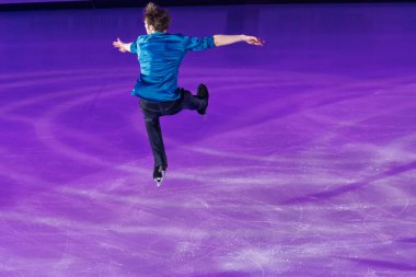 Buz pateni pistinde Zıplama, Sanatsal ve Teknik performans sergiliyor.