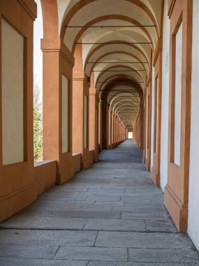 Tarihsel Portico, San Luca Tapınağına Giden İnsanlarla Kapalı Yürüyüş, İtalya.