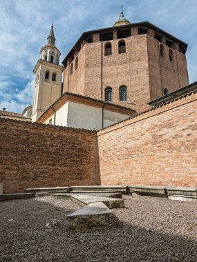 Sabbioneta, Mantova, İtalya 'daki Tarihi Incoronata Kilisesi cephesi.