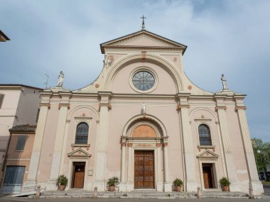Santa Maria Assunta ve San Cristoforo Tarihi Kilisesi ve Viadana Şehir Meydanı, Mantova - İtalya.