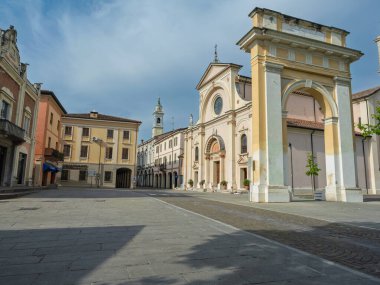 Santa Maria Assunta ve San Cristoforo başrahibi ve Avigni Kemeri veya Piazza Gramsci, Viadana 'da Porta Nuova Kemeri - Mantua İtalya.