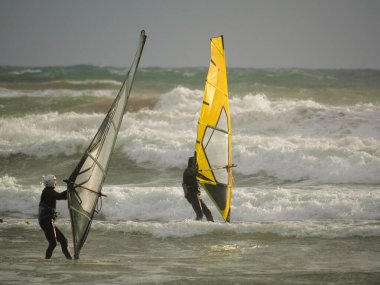 Su Sporu Etkinliği - Dalgalı Denizde Renkli Yelkenli İki Rüzgâr Sörfçüsü.