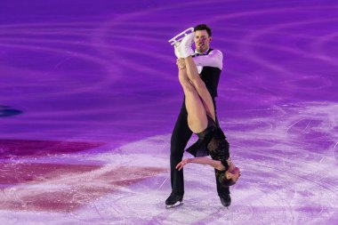 Buz pateni pistinde sanatsal ve teknik performans sergileyen çift.