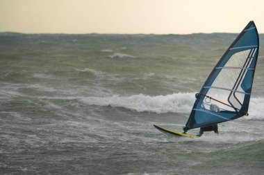 Su Sporu Aktivitesi - Rüzgârlı bir günde Dalgaya Binen Rüzgâr Sörfçüsü.