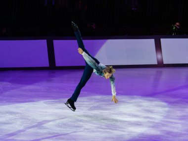 Buz pateni pistinde Zıplama, Sanatsal ve Teknik performans sergiliyor.