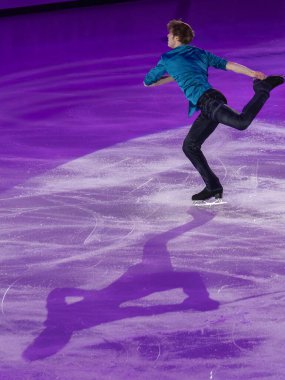 Buz pistinde artistik ve teknik performans sergileyen patenci.