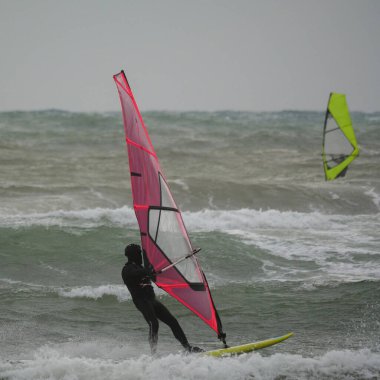 Su Sporu Etkinliği - Dalgalı Denizde Renkli Yelkenli İki Rüzgâr Sörfçüsü.