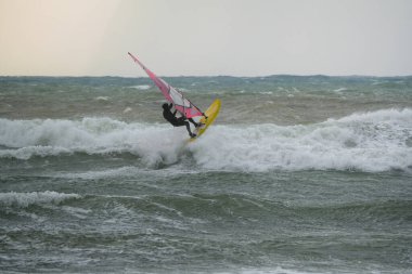 Su Sporu Aktivitesi - Rüzgârlı bir günde Dalgaya Binen Rüzgâr Sörfçüsü.
