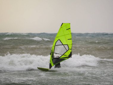 Su Sporu Aktivitesi - Rüzgârlı bir günde Dalgaya Binen Rüzgâr Sörfçüsü.