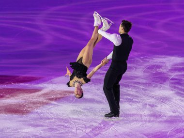 Buz pateni pistinde sanatsal ve teknik performans sergileyen çift.