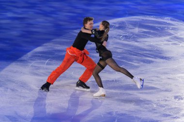 Buz pateni pistinde sanatsal ve teknik performans sergileyen çift.