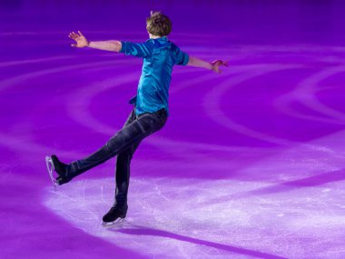 Buz pistinde artistik ve teknik performans sergileyen patenci.