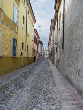 Sabbioneta-Mantova, İtalya 'daki Tarihi Binalar Arasındaki Antik Çakıl Taşı Sokağı.