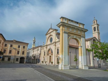 Santa Maria Assunta ve San Cristoforo başrahibi ve Avigni Kemeri veya Piazza Gramsci, Viadana 'da Porta Nuova Kemeri - Mantua İtalya.
