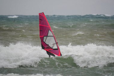 Su Sporu Aktivitesi - Rüzgârlı bir günde Dalgaya Binen Rüzgâr Sörfçüsü.