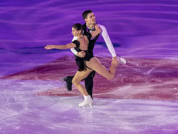 Buz pateni pistinde sanatsal ve teknik performans sergileyen çift.