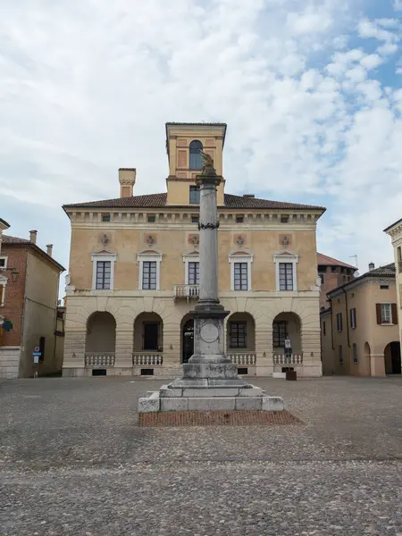 Ducale Meydanı 'ndaki tarihi binalar ve Sabbioneta, Mantova, İtalya' daki savaş anıtlarıyla çevrili güzel bir meydan..