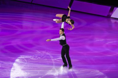 Buz pateni pistinde sanatsal ve teknik performans sergileyen çift.