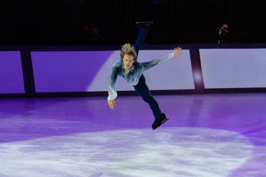 Buz pateni pistinde Zıplama, Sanatsal ve Teknik performans sergiliyor.