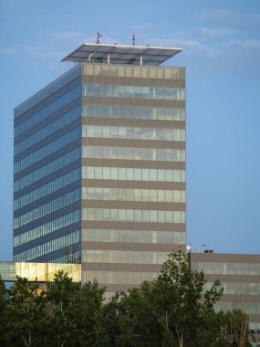 Duna Kulesi, MetLife 'ın Budapeşte Karargahının Parlak Cam Cephesi: Budapeşte' de Çarpıcı bir Gökdelen - Macaristan.