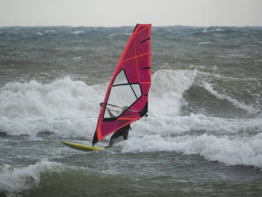 Su Sporu Aktivitesi - Rüzgârlı bir günde Dalgaya Binen Rüzgâr Sörfçüsü.