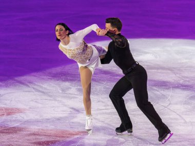 Buz pateni pistinde sanatsal ve teknik performans sergileyen çift.