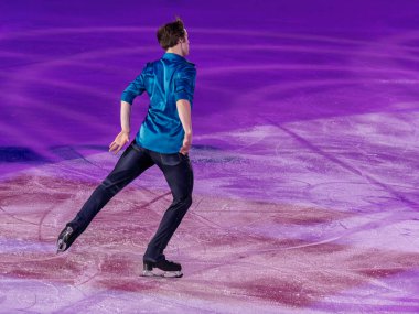 Buz pistinde artistik ve teknik performans sergileyen patenci.