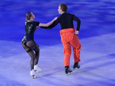 Buz pateni pistinde sanatsal ve teknik performans sergileyen çift.