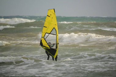 Su Sporu Aktivitesi - Rüzgârlı bir günde Dalgaya Binen Rüzgâr Sörfçüsü.